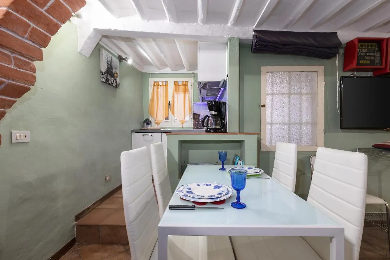 Altido Stylish Flat For 4 With Balcony, Perfect Centre Apartment Siena