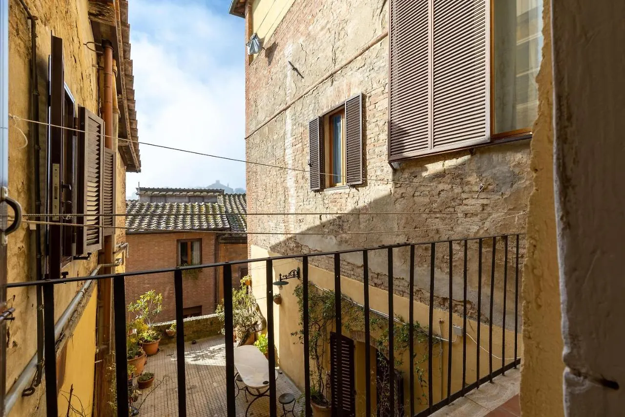 Altido Stylish Flat For 4 With Balcony, Perfect Centre Apartment Siena Italy